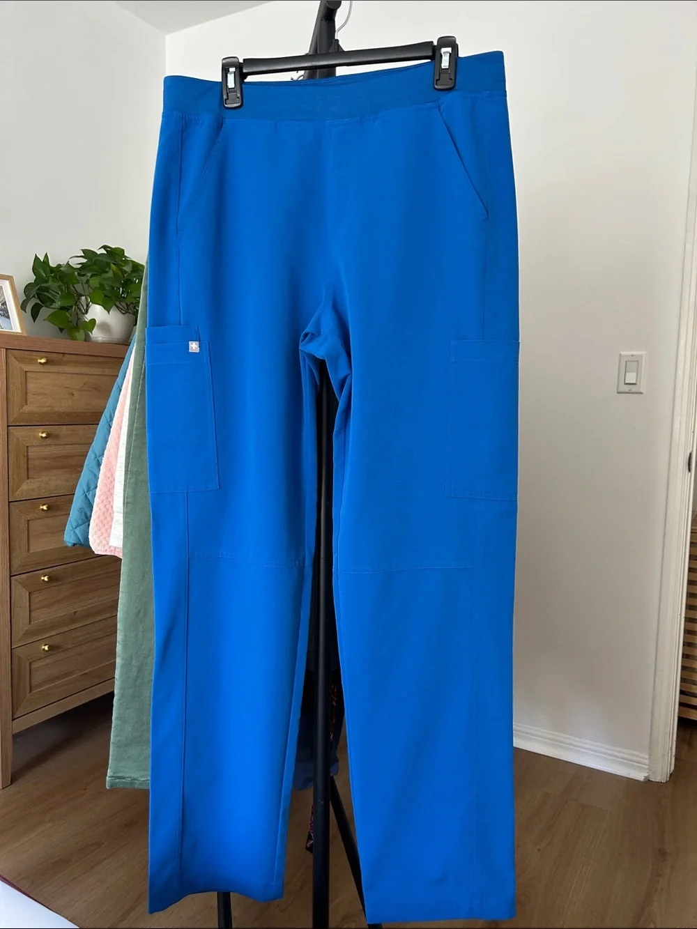 Figs Men’s Cargo Scrub Pants. Size Large. 33” inseam. Excellent condition.
